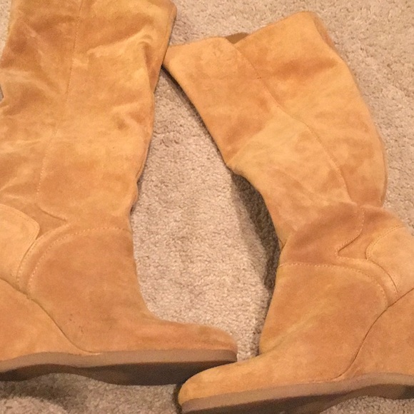 Caramel suede boots - Picture 3 of 3